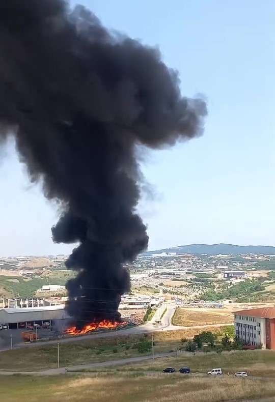 cop-ayristirma-tesisi-bahcesinde-yangin