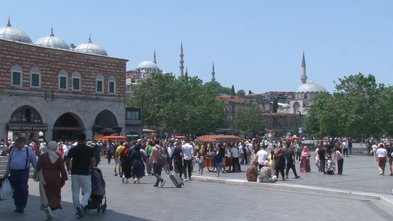 eminonunde-bayramin-3uncu-gununde-yogunluk