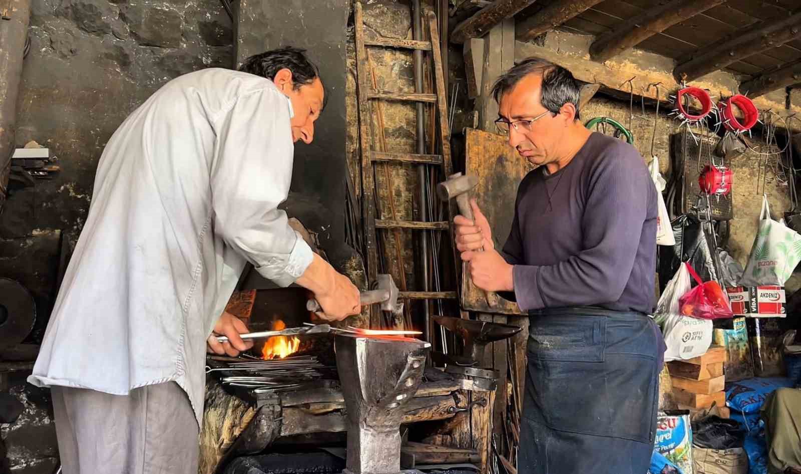 iki-kardes-kaybolmaya-yuz-tutan-meslegi-yasatmaya-calisiyor