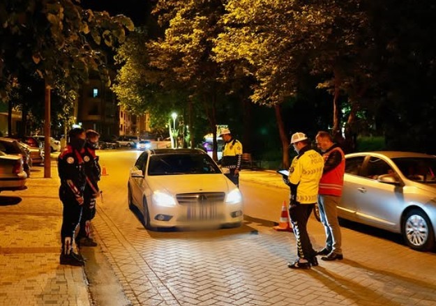 ispartada-gece-uygulamasi-1-saatte-43-sahis-ve-15-arac-denetlendi