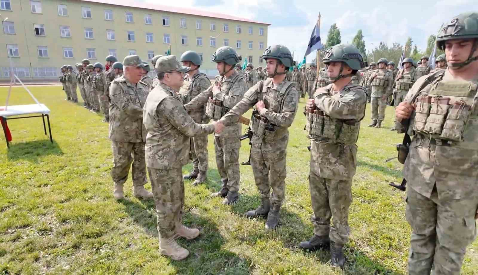 kara-kuvvetleri-komutani-orgeneral-bayraktaroglu-mehmetcikin-bayramini-kutladi