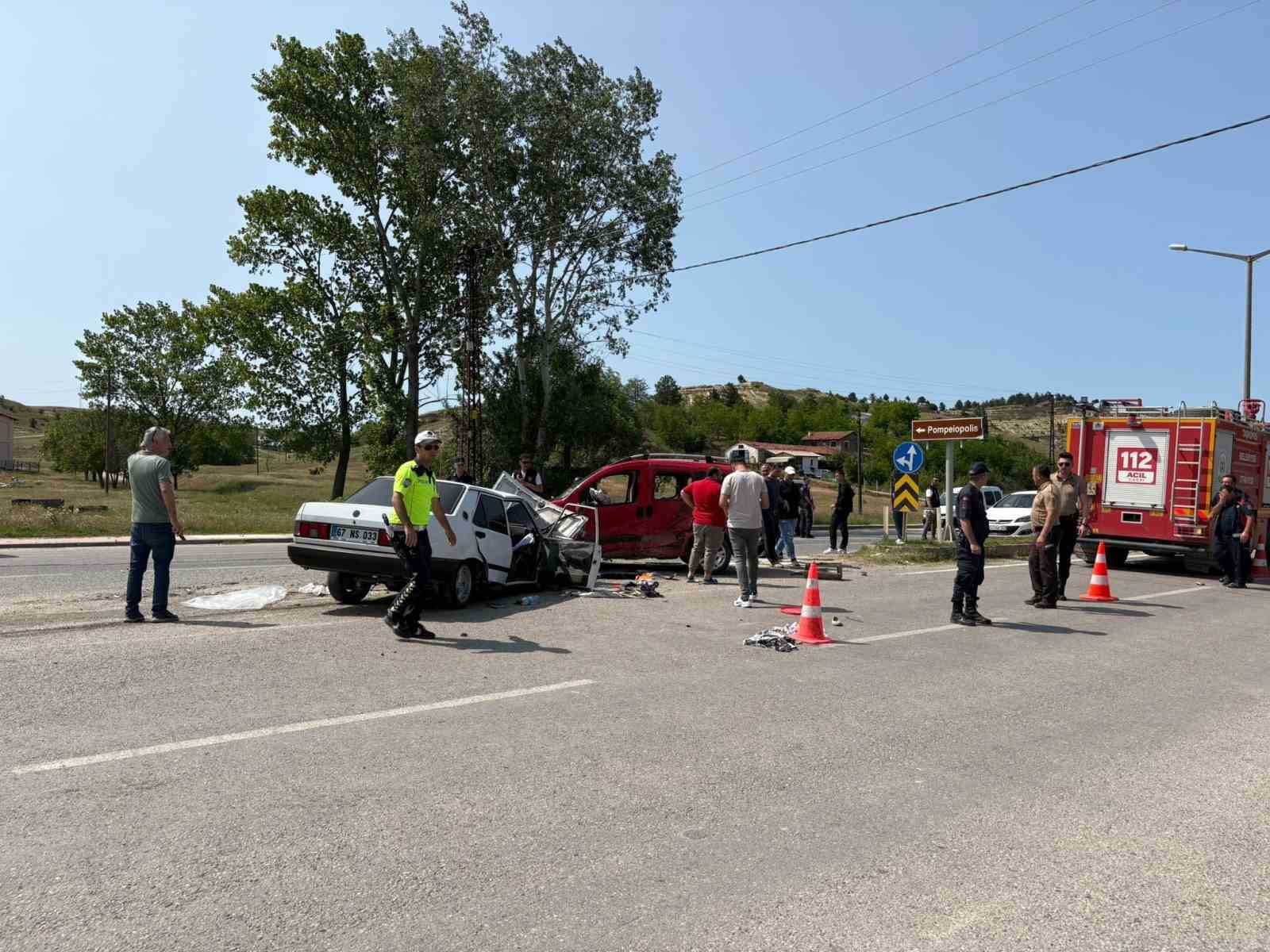 kastamonuda-tofas-otomobil-ile-hafif-ticari-arac-carpisti-5-yarali