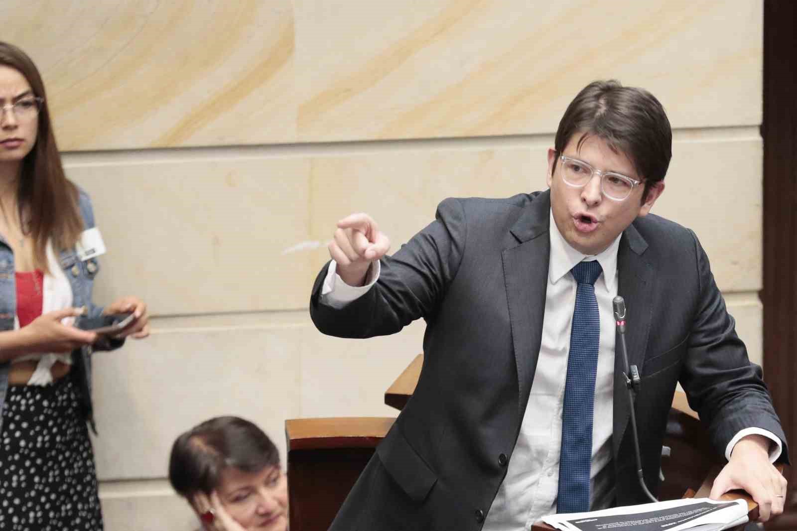 kolombiyada-baskan-adayi-uribeye-suikast-girisimi-basindan-vuruldu