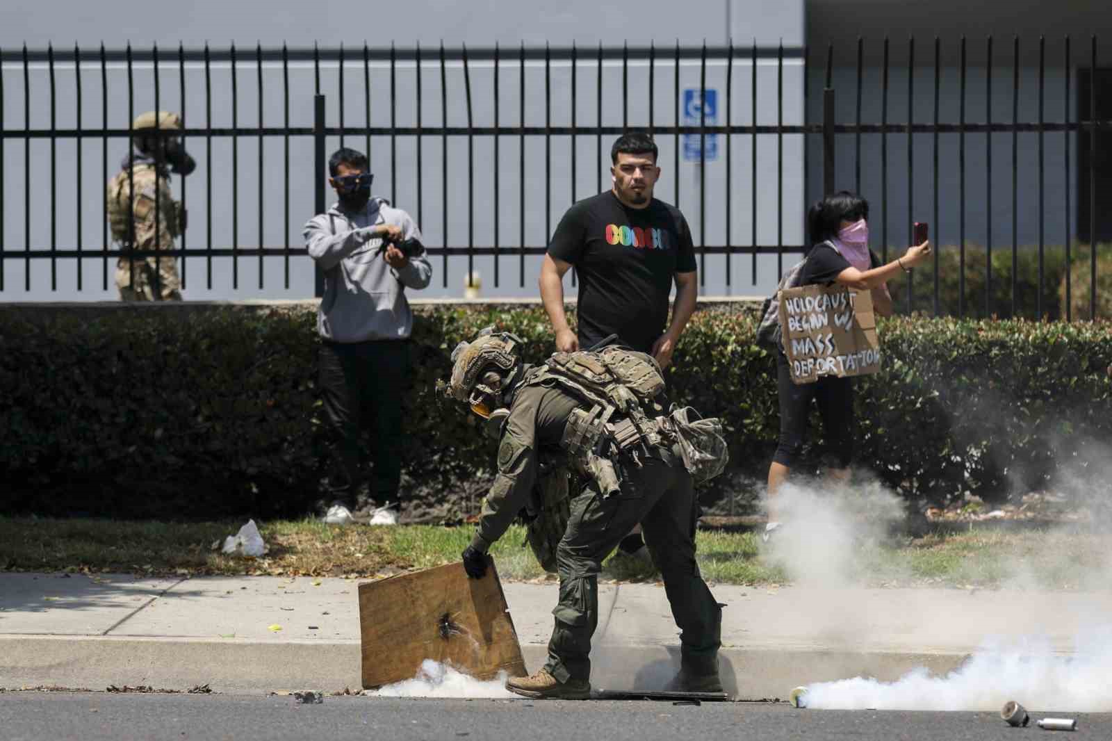 los-angelestaki-gocmen-protestolari-siddetleniyor-2-bin-ulusal-muhafiz-gorevlendirildi