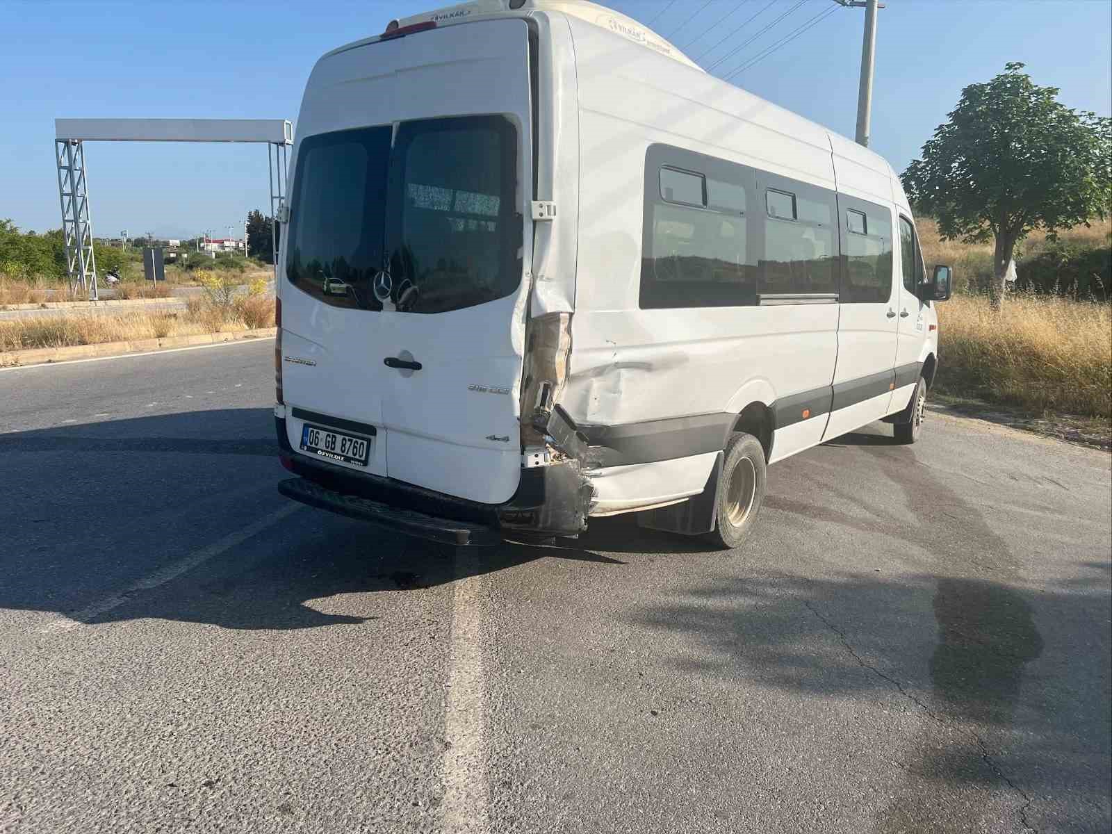 motosiklet-minibuse-carpti-surucu-agir-yaralandi
