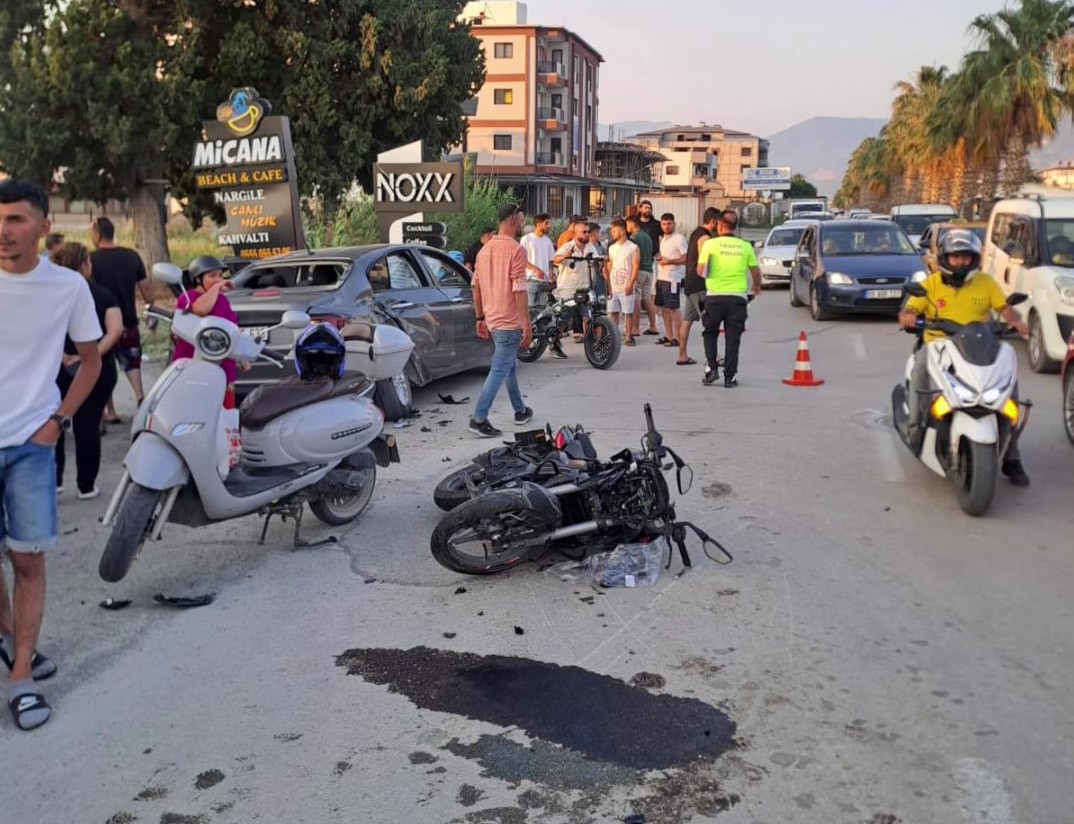 otomobile-ok-gibi-saplanan-motosikletteki-1-kisi-oldu-1-kisi-yaralandi