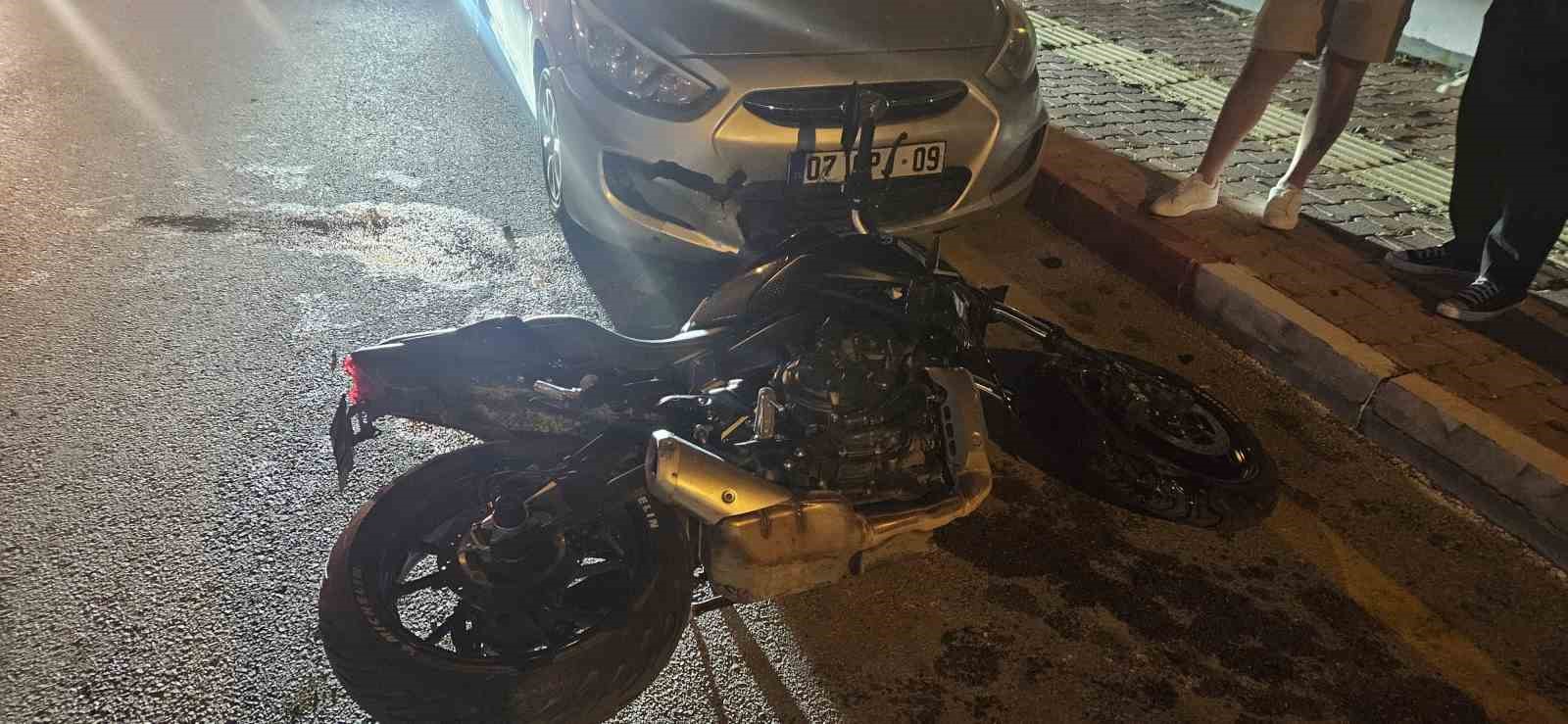 park-halindeki-otomobile-carpan-motosiklet-surucusu-yaralandi