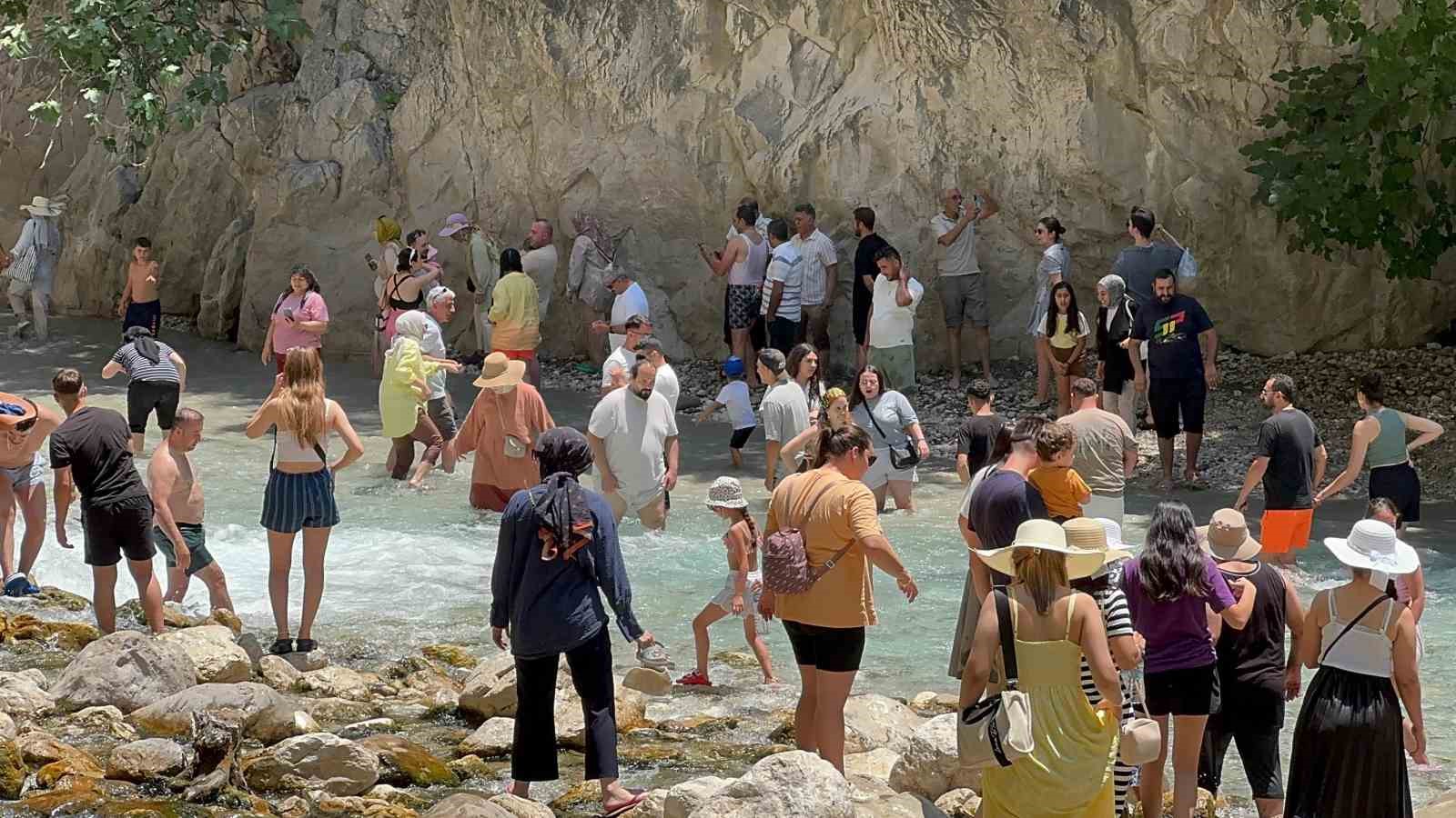 saklikent-kanyonunda-bayram-yogunlugu