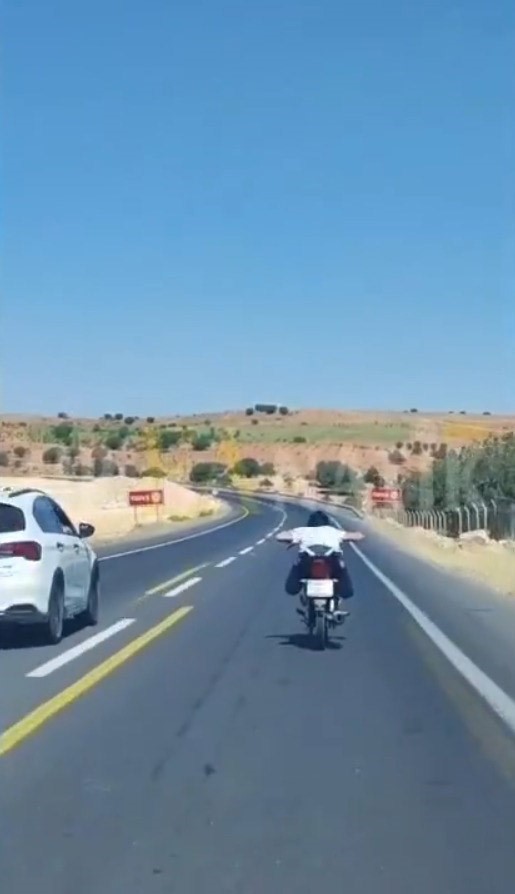 sanliurfada-motosikletin-uzerinde-uzanarak-suren-surucuye-ceza