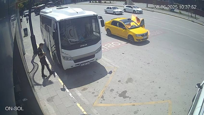 surucunun-yanmaktan-saniyelerle-kurtuldugu-an-kamerada