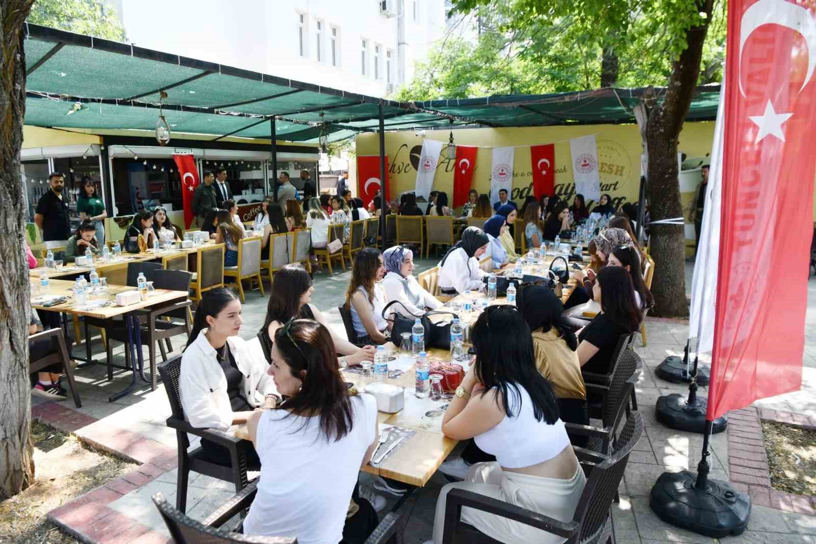 tunceli-valisi-aygolden-memleketine-gidemeyen-universitelilere-bayram-jesti