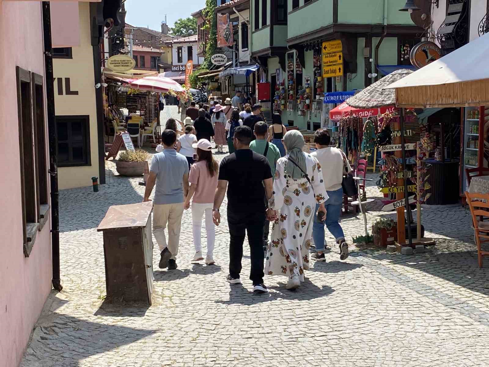 turistler-bayram-tatilinde-tarihi-odunpazari-evlerini-ziyaret-etti