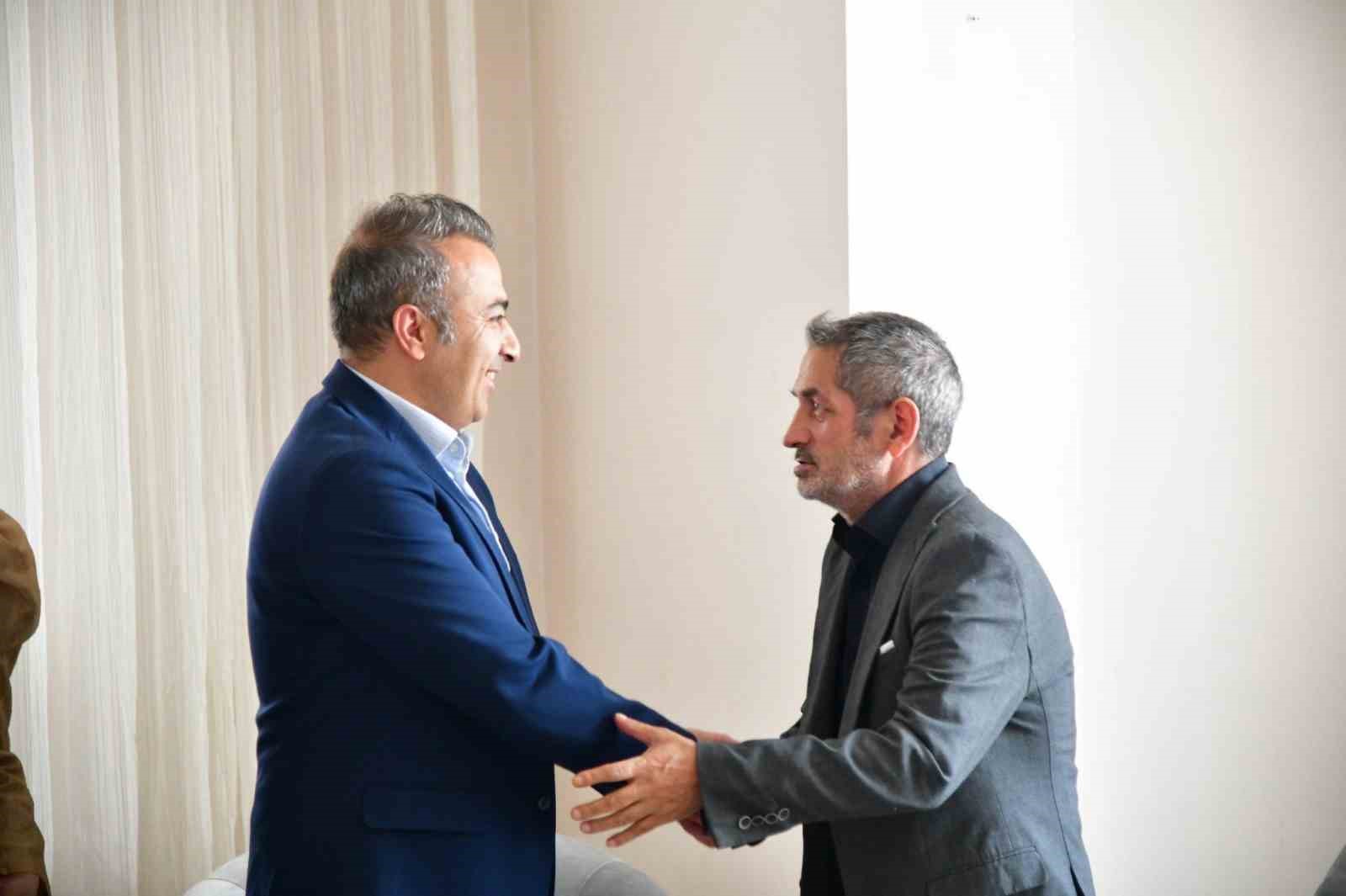 vali-cicek-sehit-aileleri-ile-bayramlasti