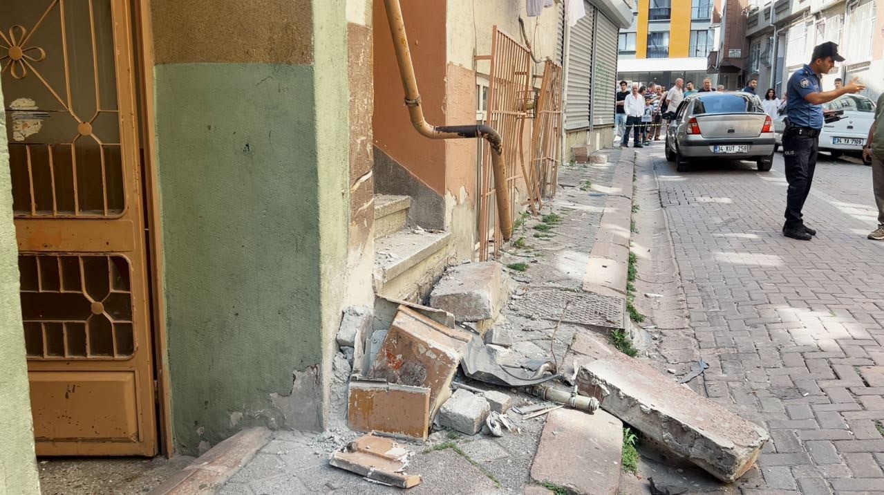 zeytinburnunda-otomobil-dogal-gaz-kutusuna-carpti-facia-ucuz-atlatildi