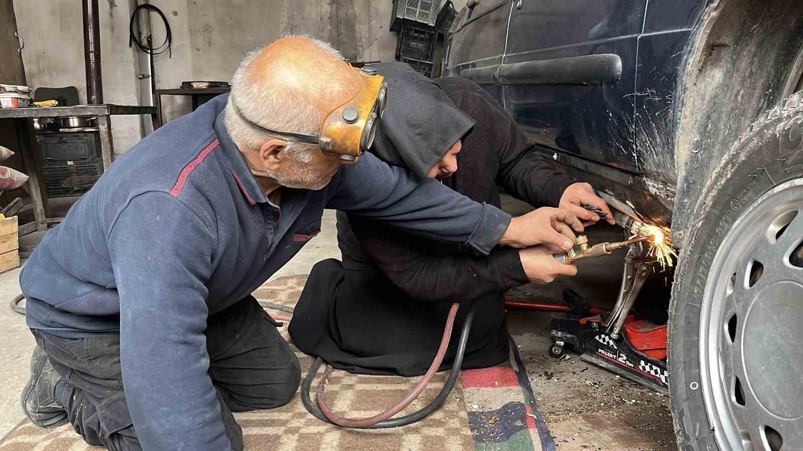 40-yillik-esinin-dag-gibi-arkasinda-durdu-sanayinin-tek-kadin-ciragi-25-yildir-usta-esine-ciraklik-yapiyor