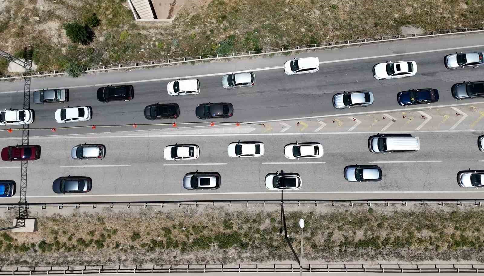43-ilin-gecis-guzergahinda-trafik-yogunlugu-yeniden-artti-tatilcilerin-donus-yolculugu-suruyor