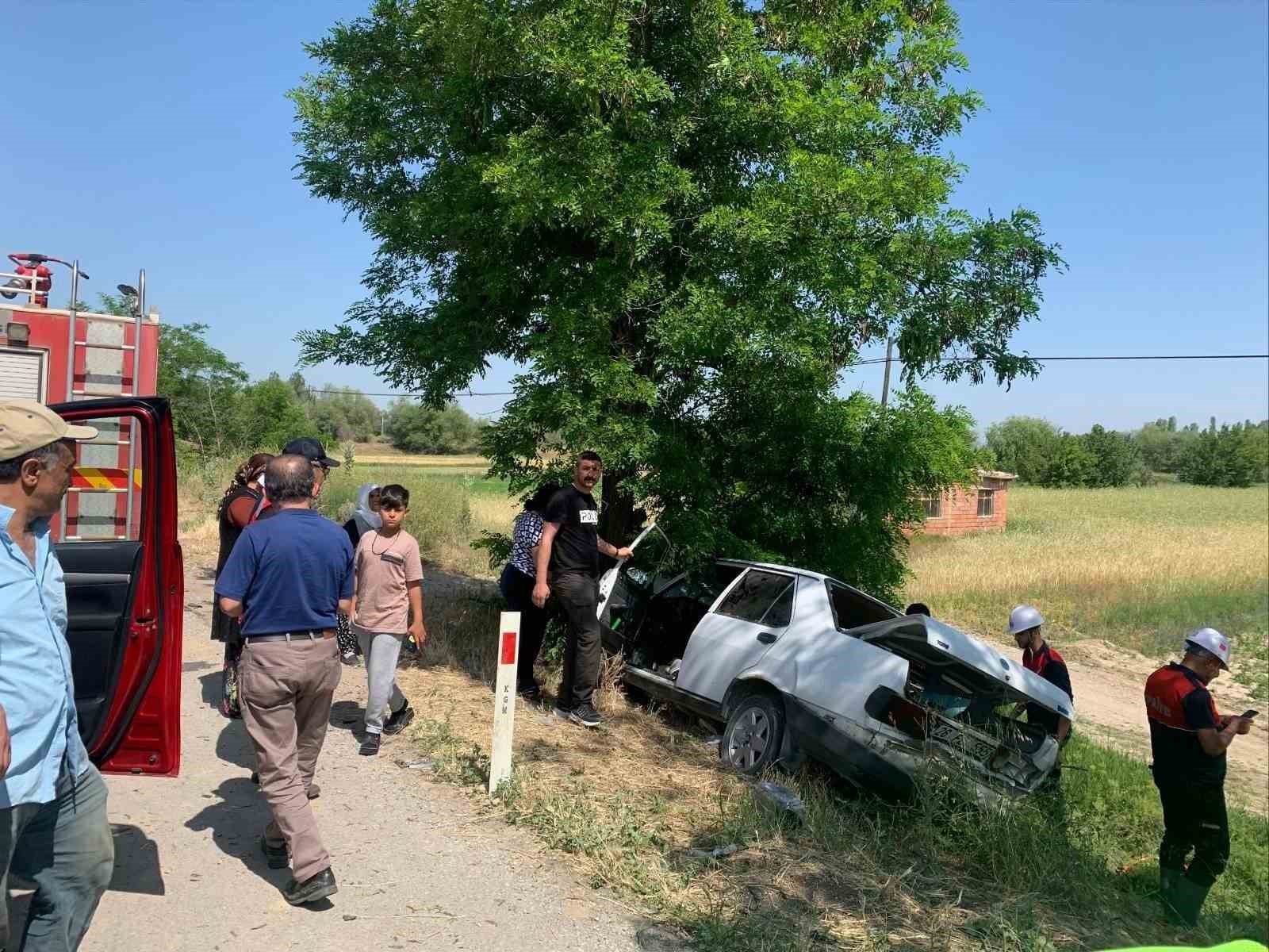 afyonkarahisarda-otomobiller-carpisti-6-kisi-yaralandi
