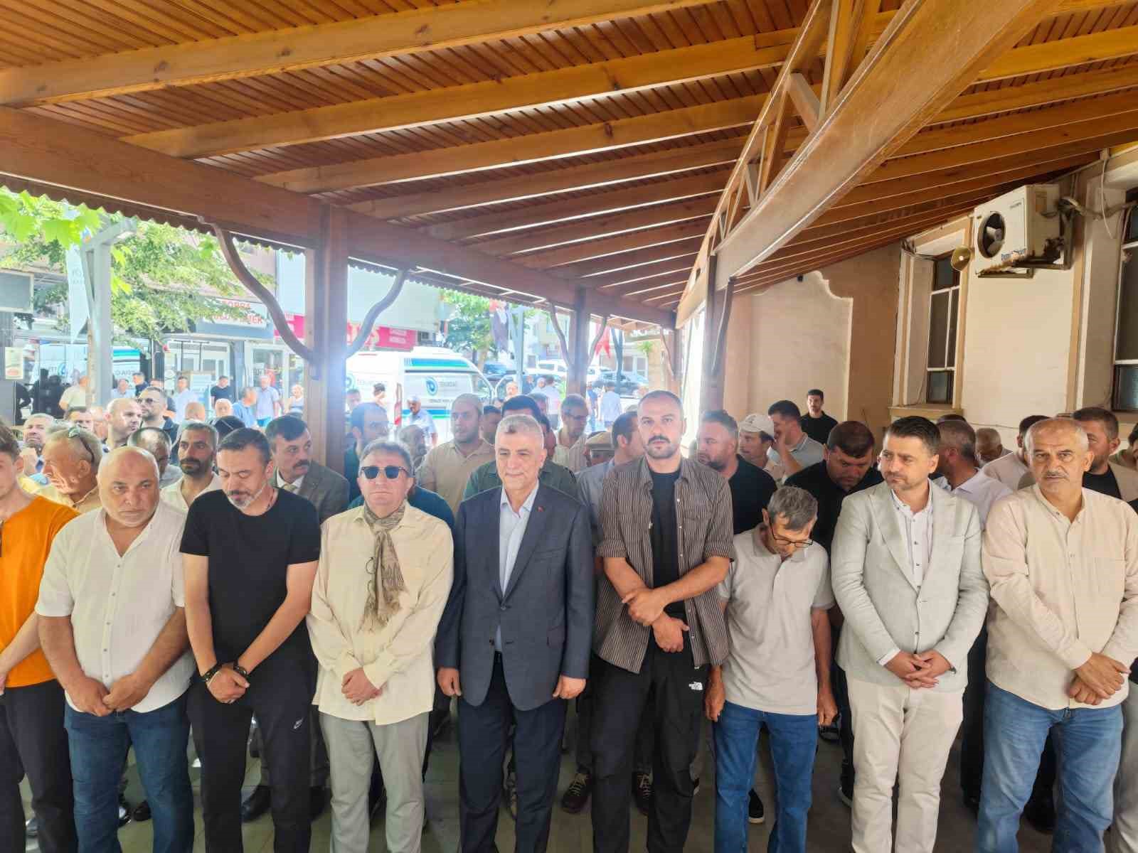 bakan-bolat-esinin-teyzesinin-cenaze-namazina-katildi