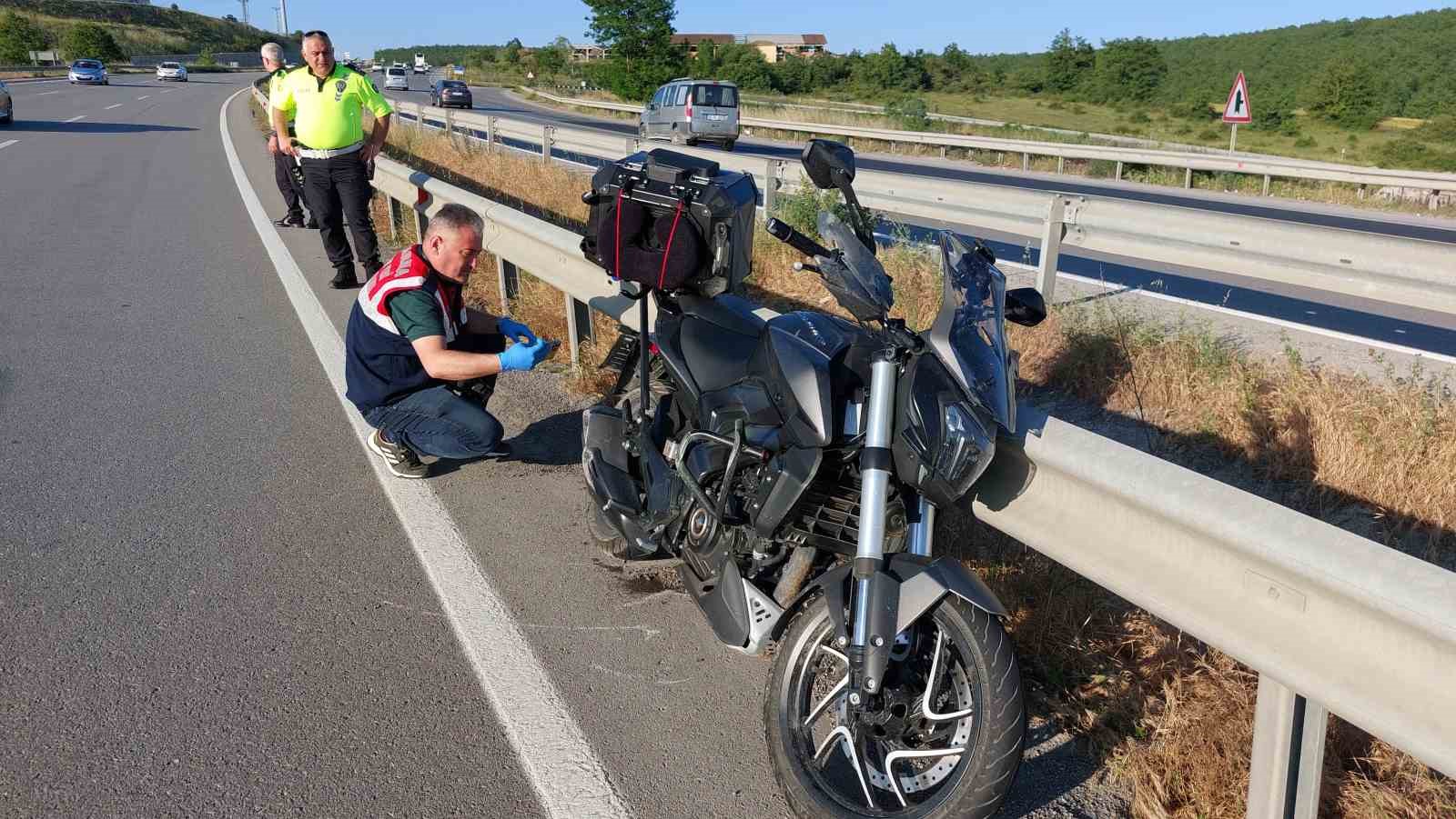 bariyere-carpan-motosiklet-400-metre-suruklendi-surucu-hayatini-kaybetti-kaza-ani-kamerada