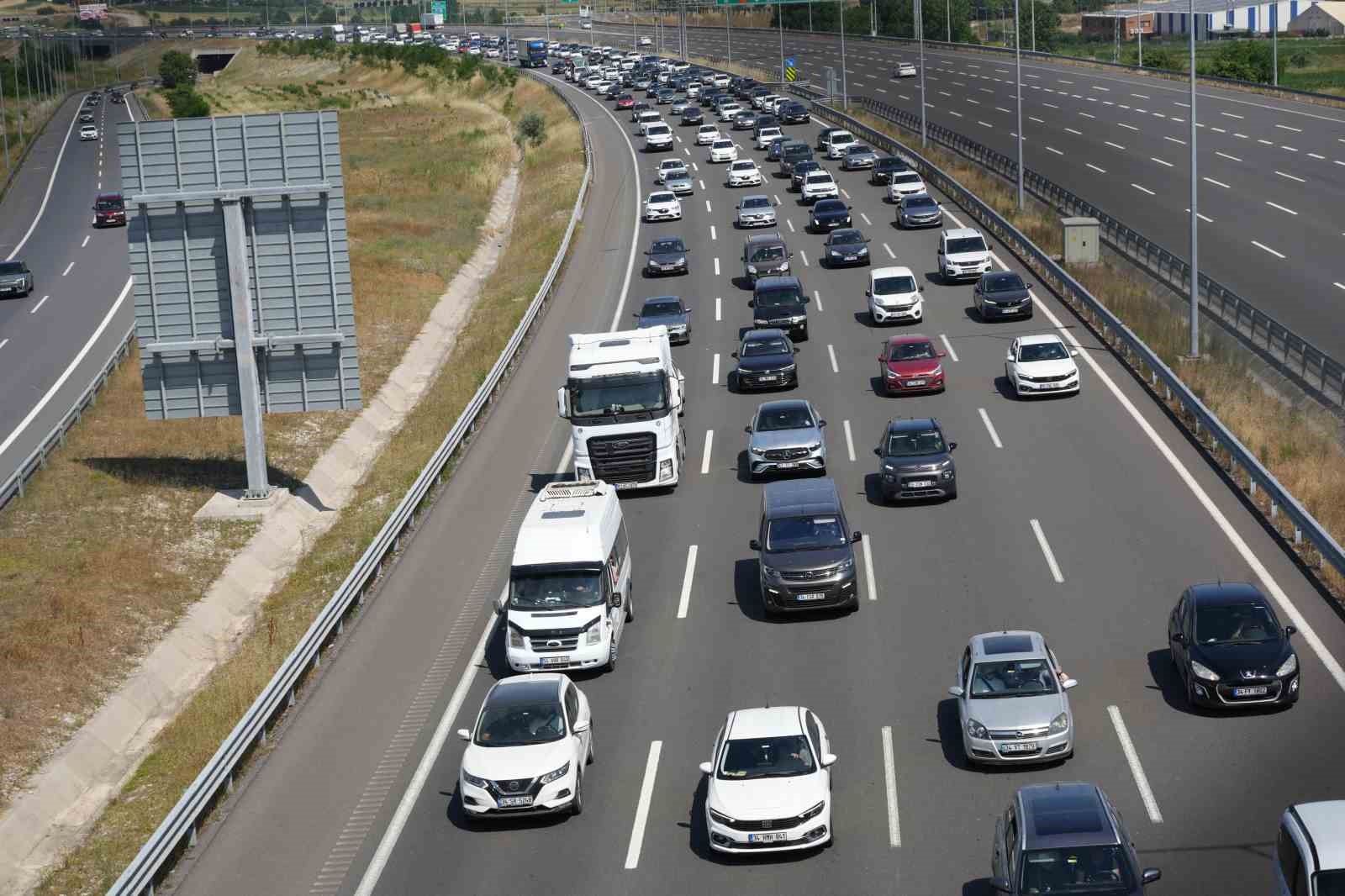 bayram-tatili-donusunde-kocaelide-trafik-durma-noktasina-geldi