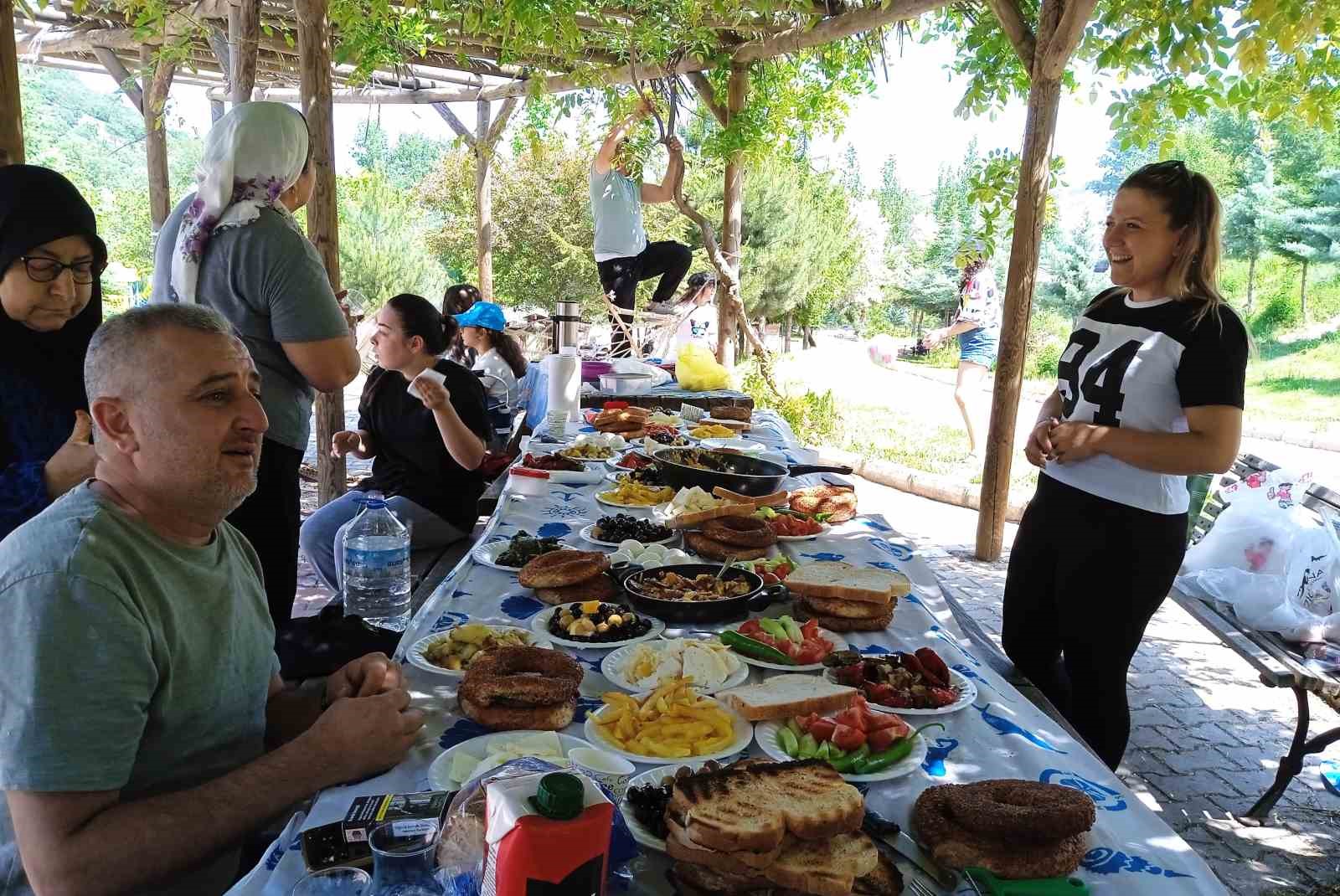 bayramin-son-gununde-mesirelik-alanlarda-piknikciler-ile-doldu