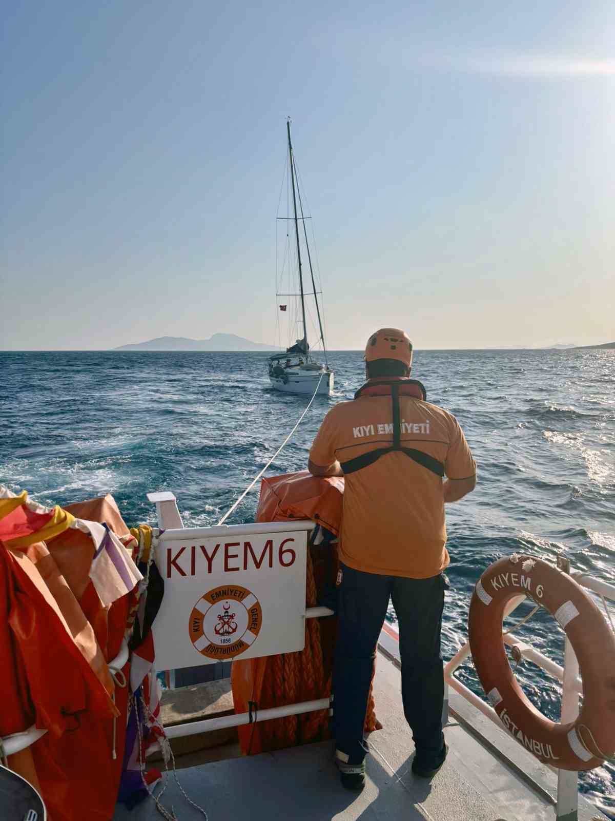 bodrum-aciklarinda-arizalanan-tekneyi-kiyem-ekipleri-kurtardi
