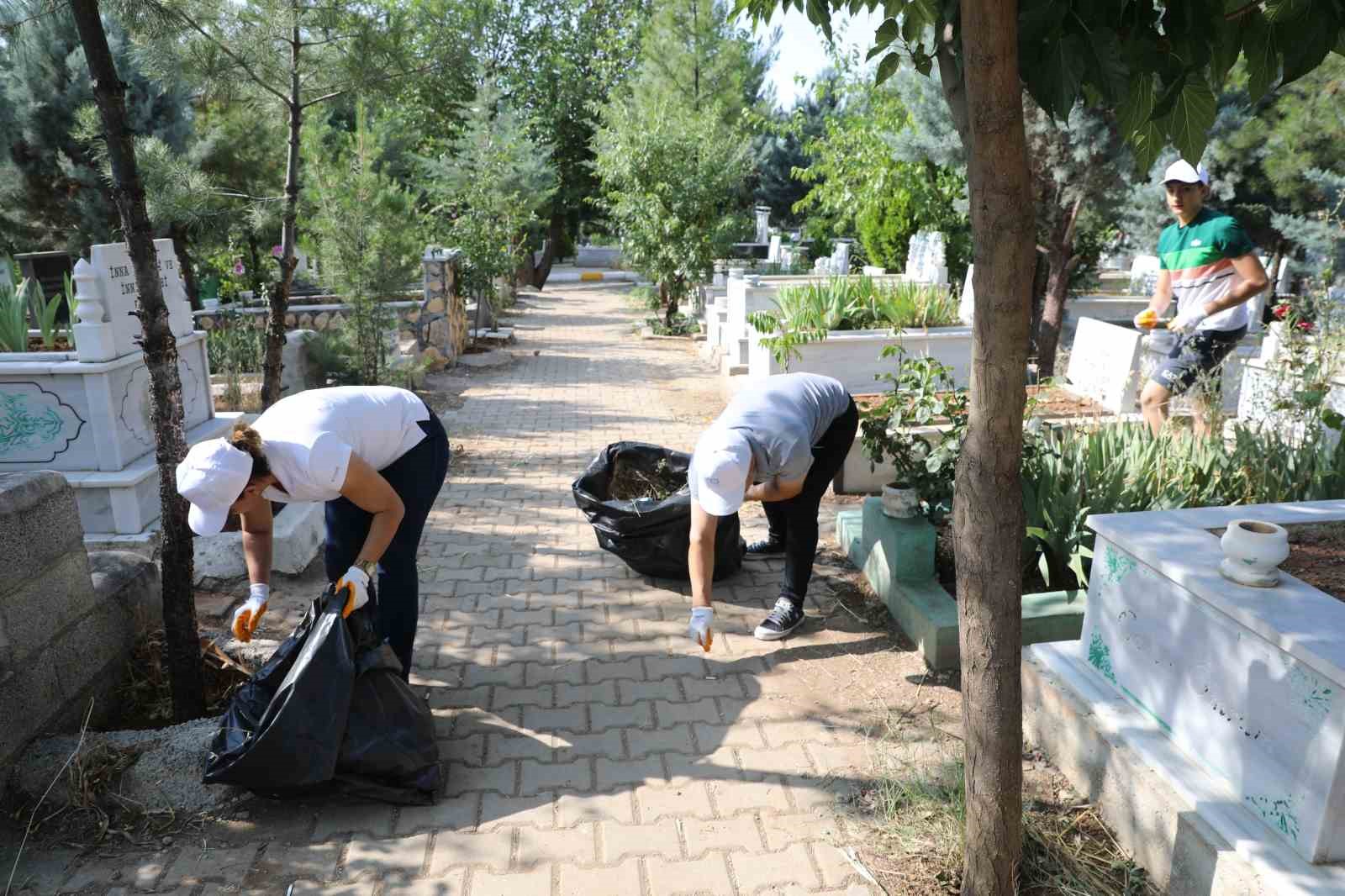 diyarbakirda-mezarliklarda-bayram-sonrasi-temizlik-yapildi
