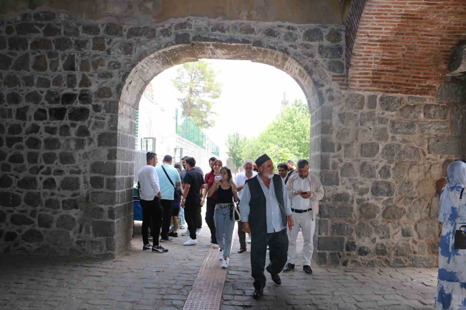 diyarbakirin-turistik-mekanlarinda-bayram-yogunlugu