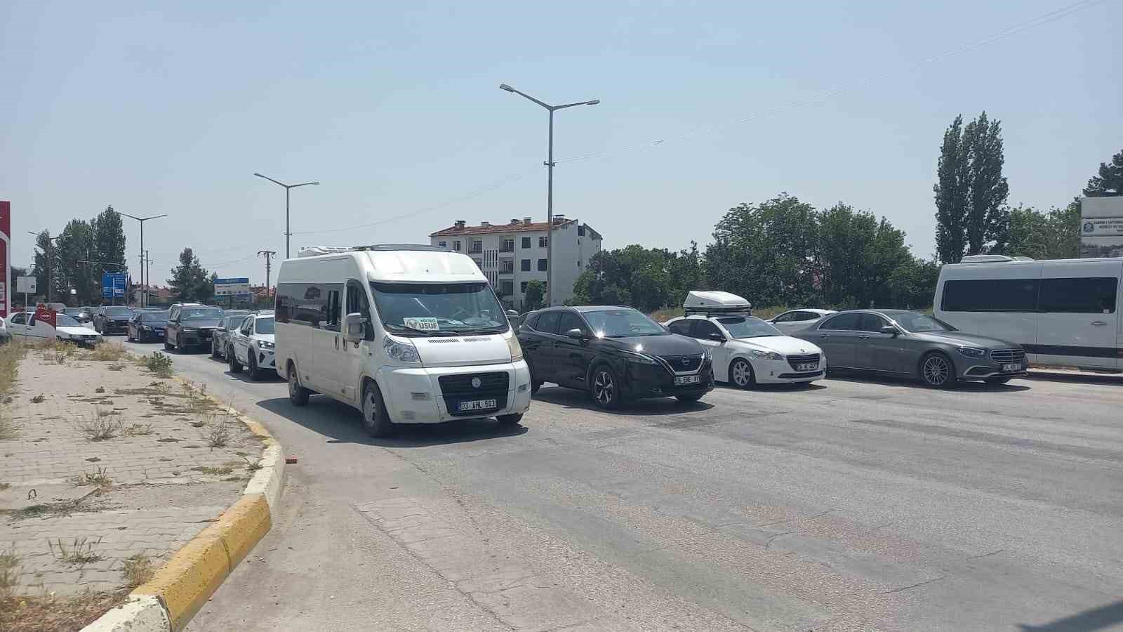 donus-yoluna-gecen-tatilciler-uzun-arac-kuyruklari-olusturdu