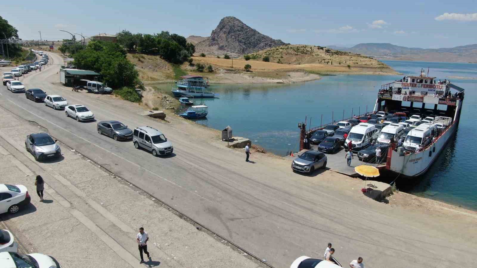 elazig-pertek-feribotlarinda-bayram-yogunlugu-kilometrelerce-kuyruk-olustu