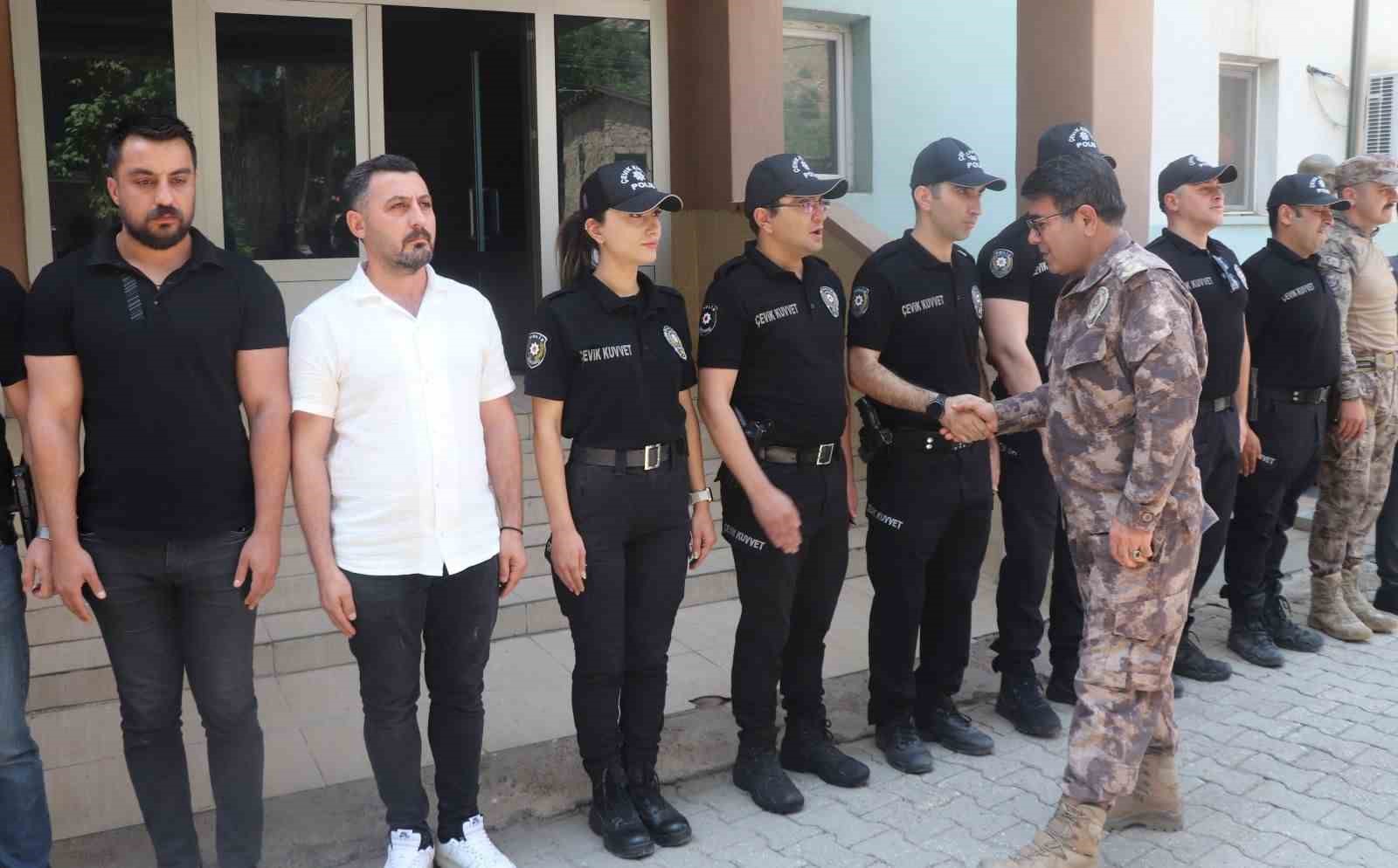 emniyet-muduru-yilmaz-sinirda-bayram-mesaisinde