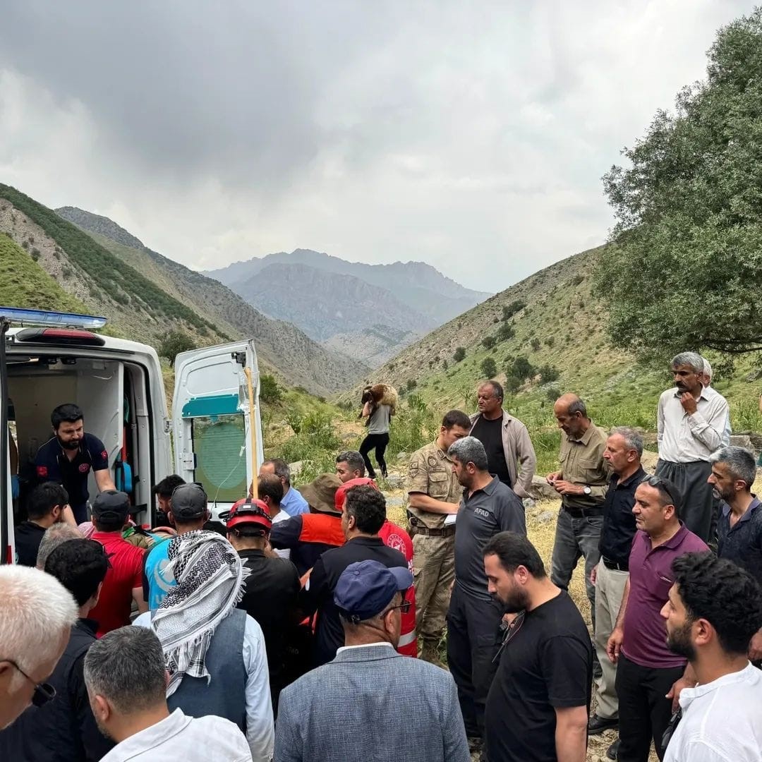 hakkaride-dagdan-dusen-yarali-sahis-kurtarildi