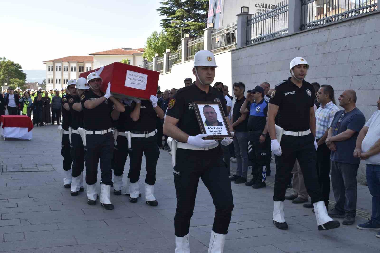 hayatini-kaybeden-polis-memuru-torenle-memleketine-yolcu-edildi