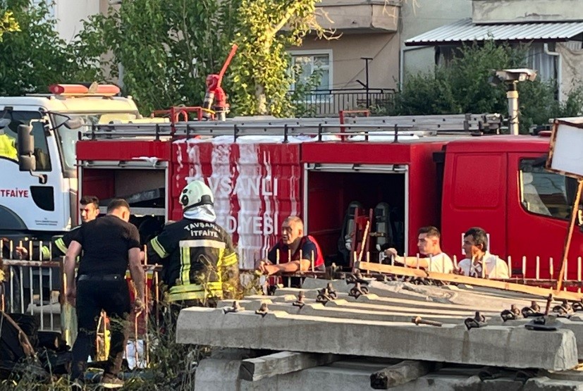 kargalarin-demiryolu-hattinda-elektrik-kablolarina-temasi-yangin-cikartti