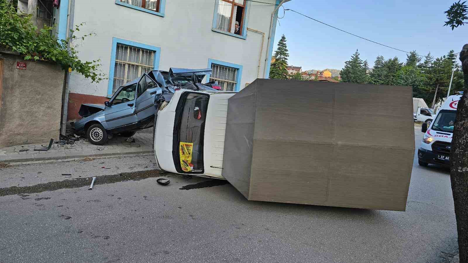kastamonuda-kamyonet-park-halindeki-otomobile-carpti-1-yarali