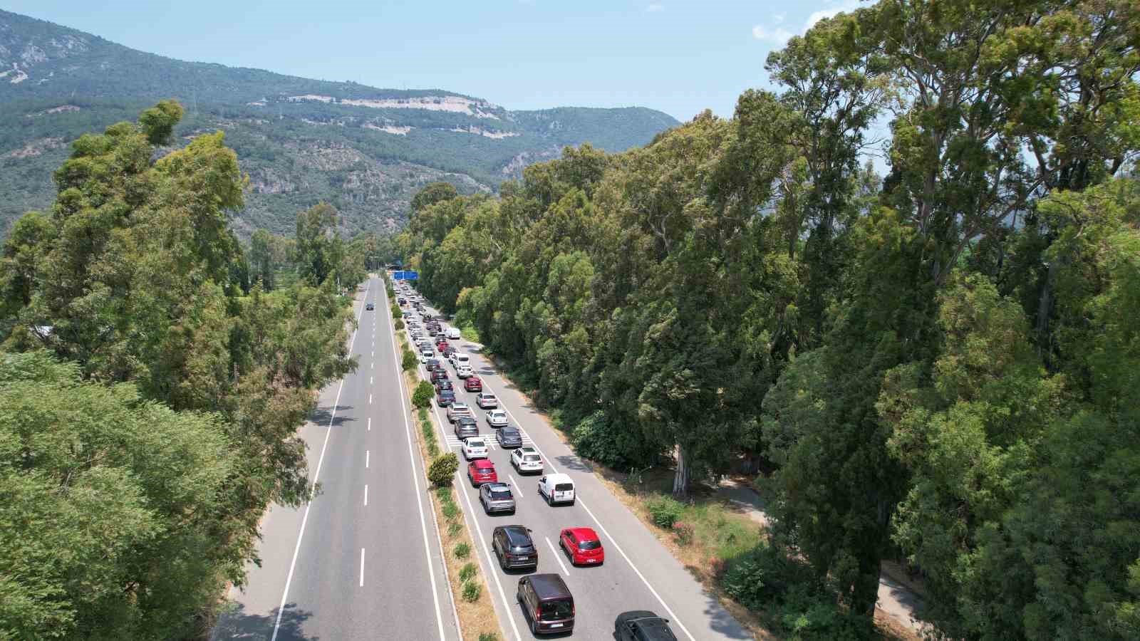 marmaris-gokova-yolunda-7-kilometrelik-arac-kuyrugu-havadan-goruntulendi