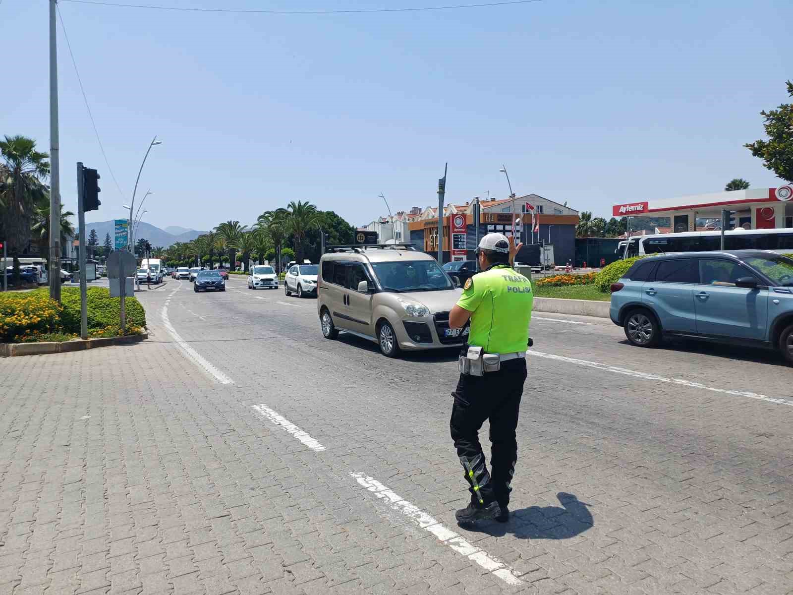 marmariste-tatilciler-donus-yolunda-trafik-yogunlugu-devam-ediyor