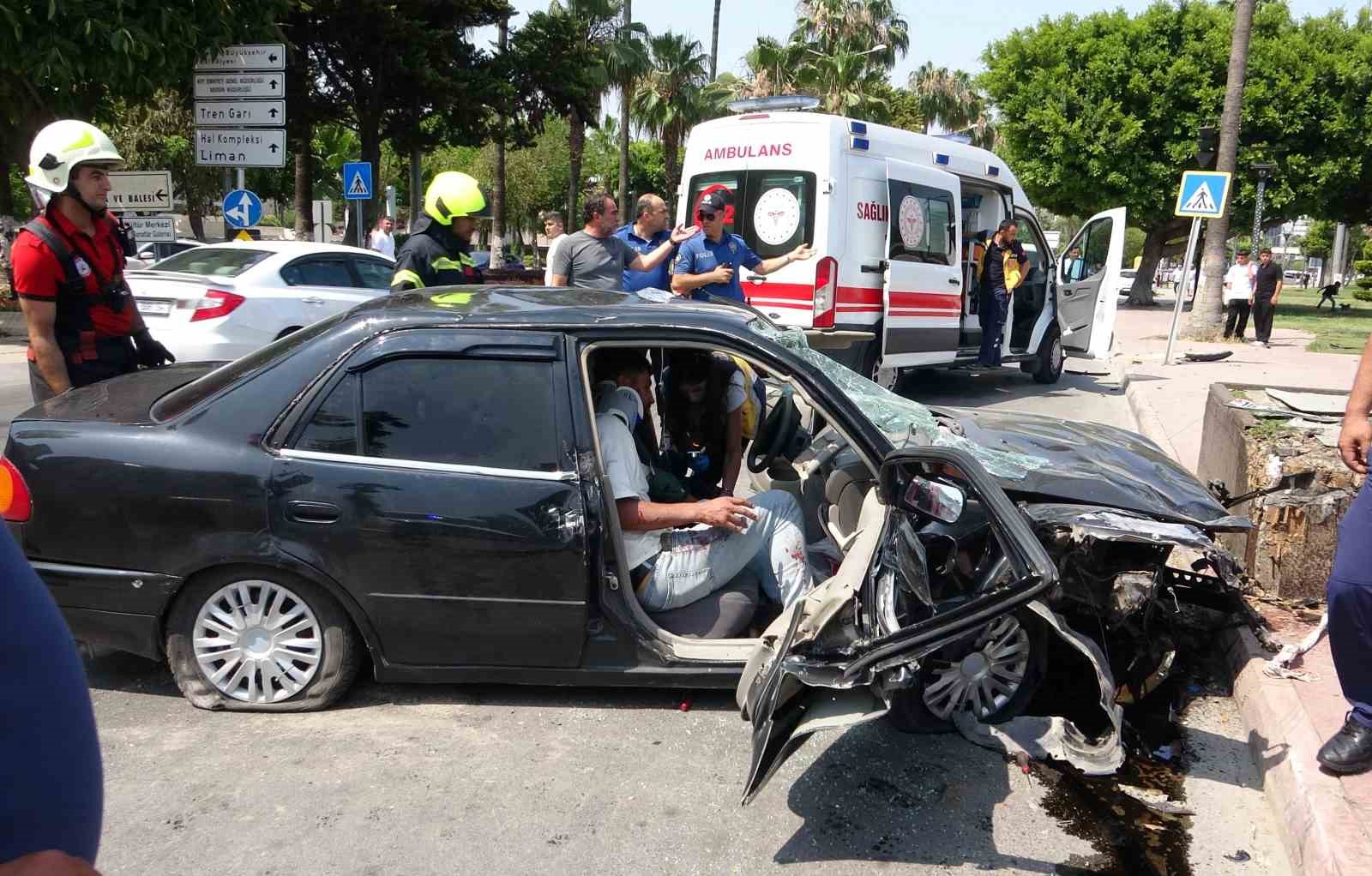 otomobil-ve-motosikletler-carpisti-1i-agir-3-yarali