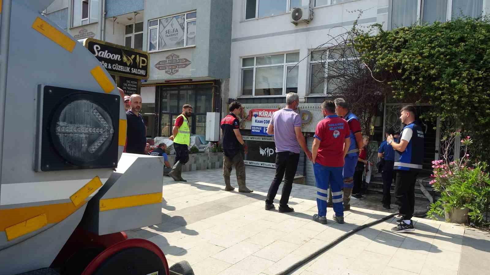 sel-temizleme-calismalarinda-karbonmonoksit-gazi-zehirlenmesi-2-belediye-iscisi-hastaneye-kaldirildi
