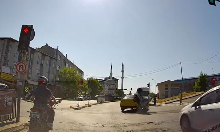 sislide-taksi-ile-carpisan-motosiklet-surucusu-yaralandi
