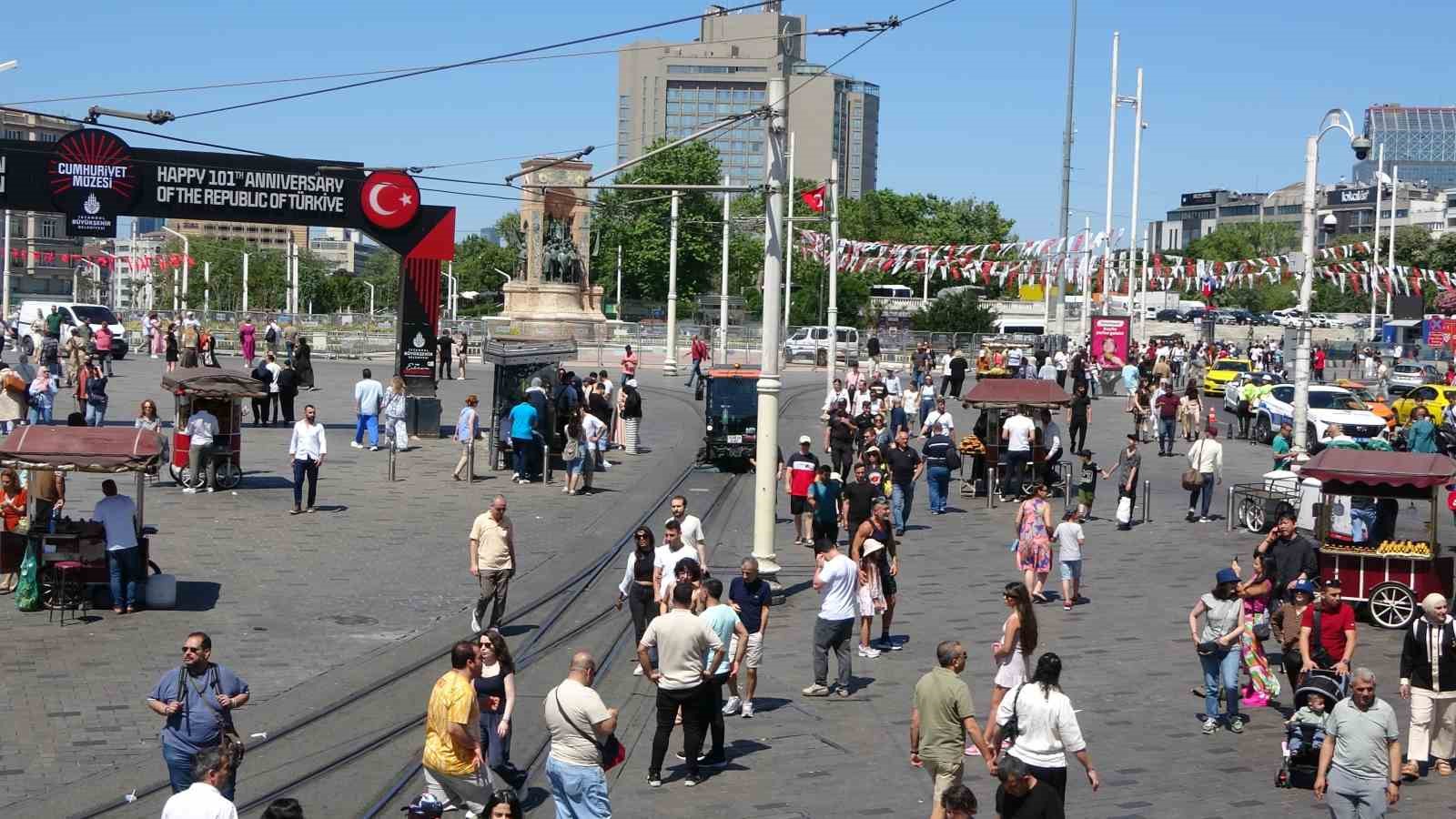 taksim-ve-istiklal-caddesinde-bayram-yogunlugu