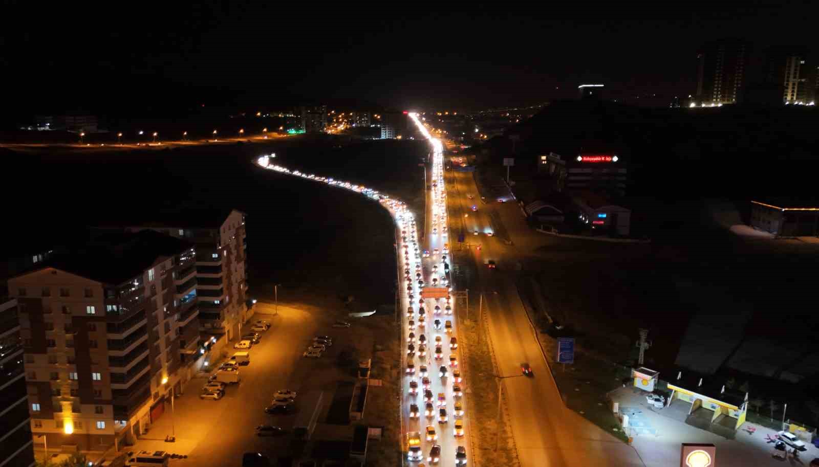 tatilin-son-gecesinde-trafik-yogunlugu-zirve-yapti-43-ilin-gecis-guzergahi-havadan-goruntulendi