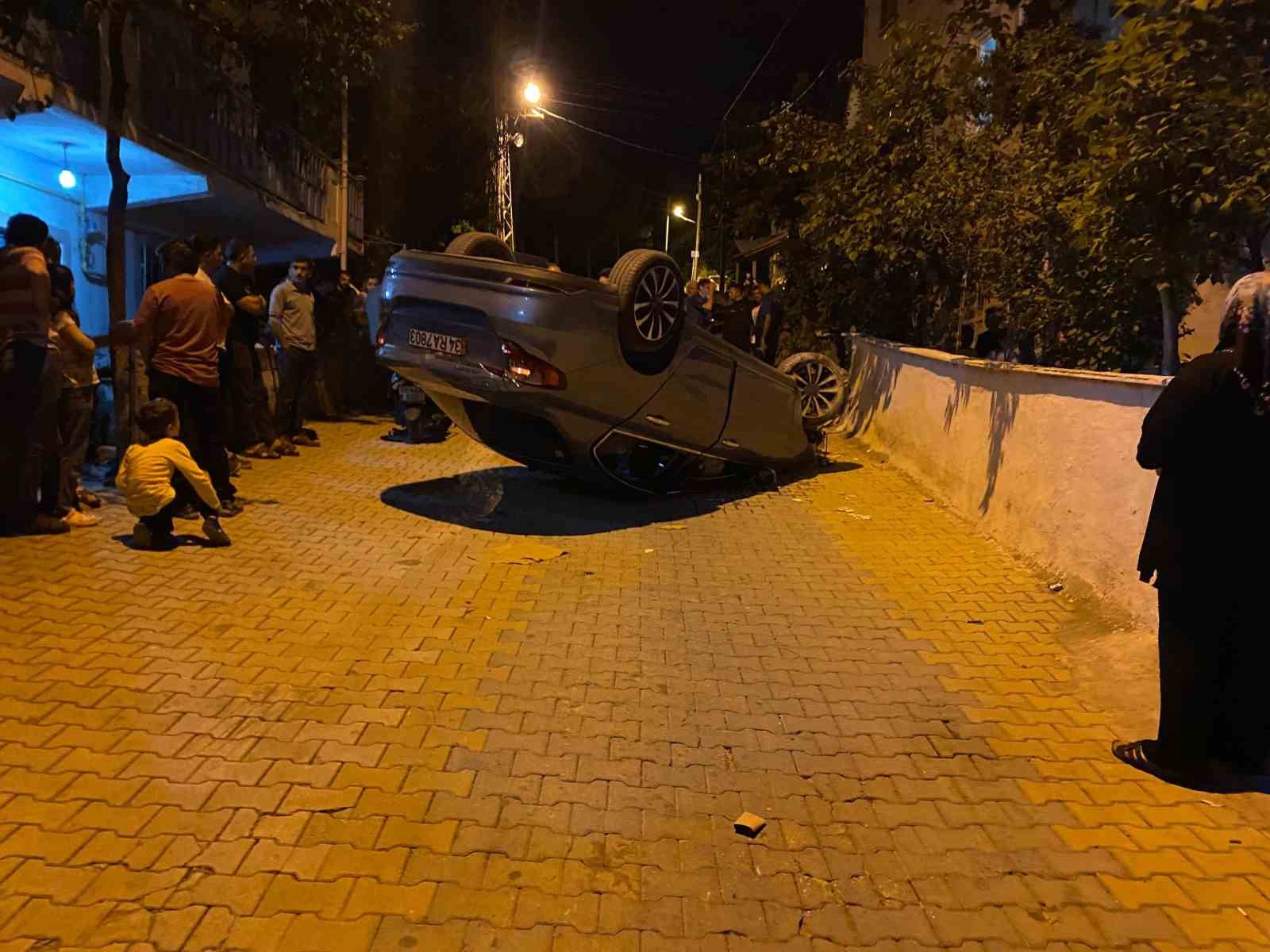 tokatta-kontrolden-cikan-otomobil-evin-duvarina-carparak-takla-atti-2-yarali