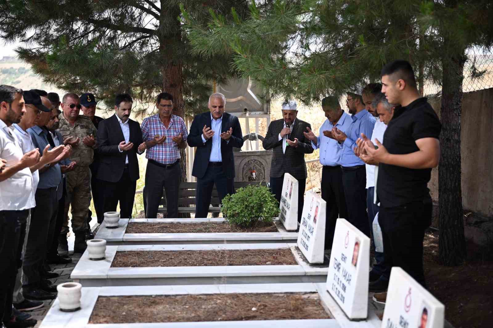 vali-zorluoglu-durumlu-sehitlerinin-mezarina-ziyarette-bulundu