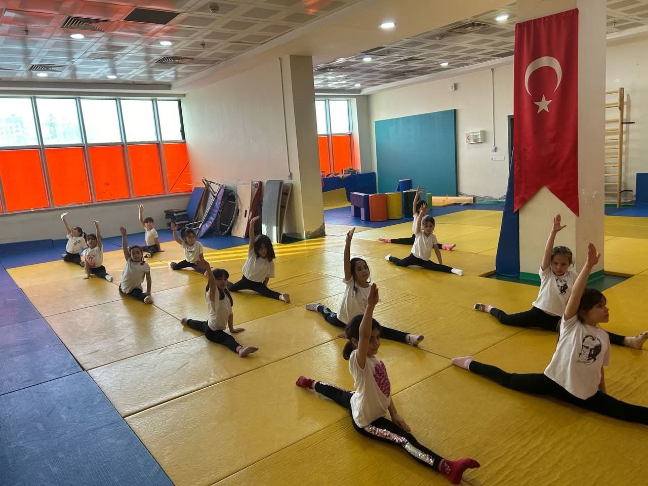 yeni-spor-salonunda-baslayan-artistik-cimnastik-antrenmanlari-yogun-ilgi-goruyor