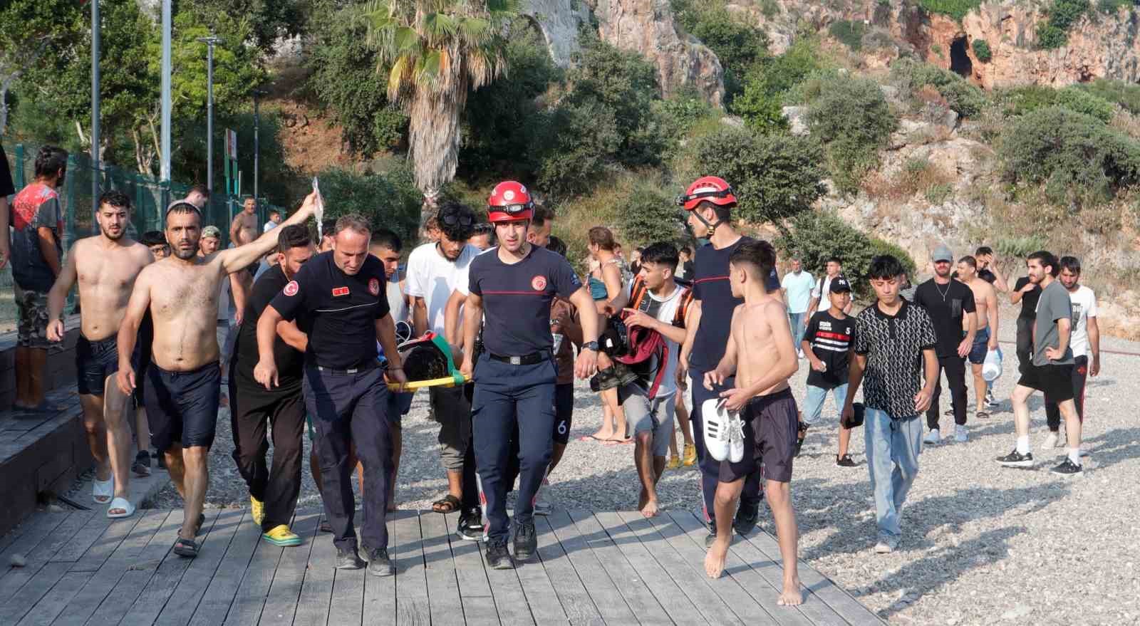 40-metrelik-falezlerden-atlayip-agir-yaralanan-gencin-tedavisi-devam-ediyor