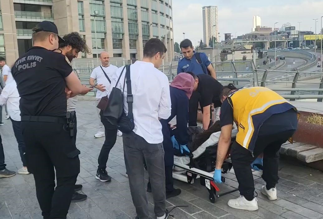 adliye-meydanindaki-bariyerler-ruzgarin-etkisiyle-2-personelin-uzerine-devrildi