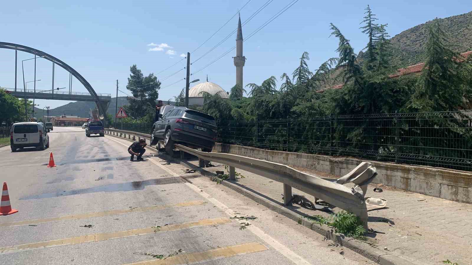 amasyada-otomobil-bariyere-asili-kaldi-1-yarali