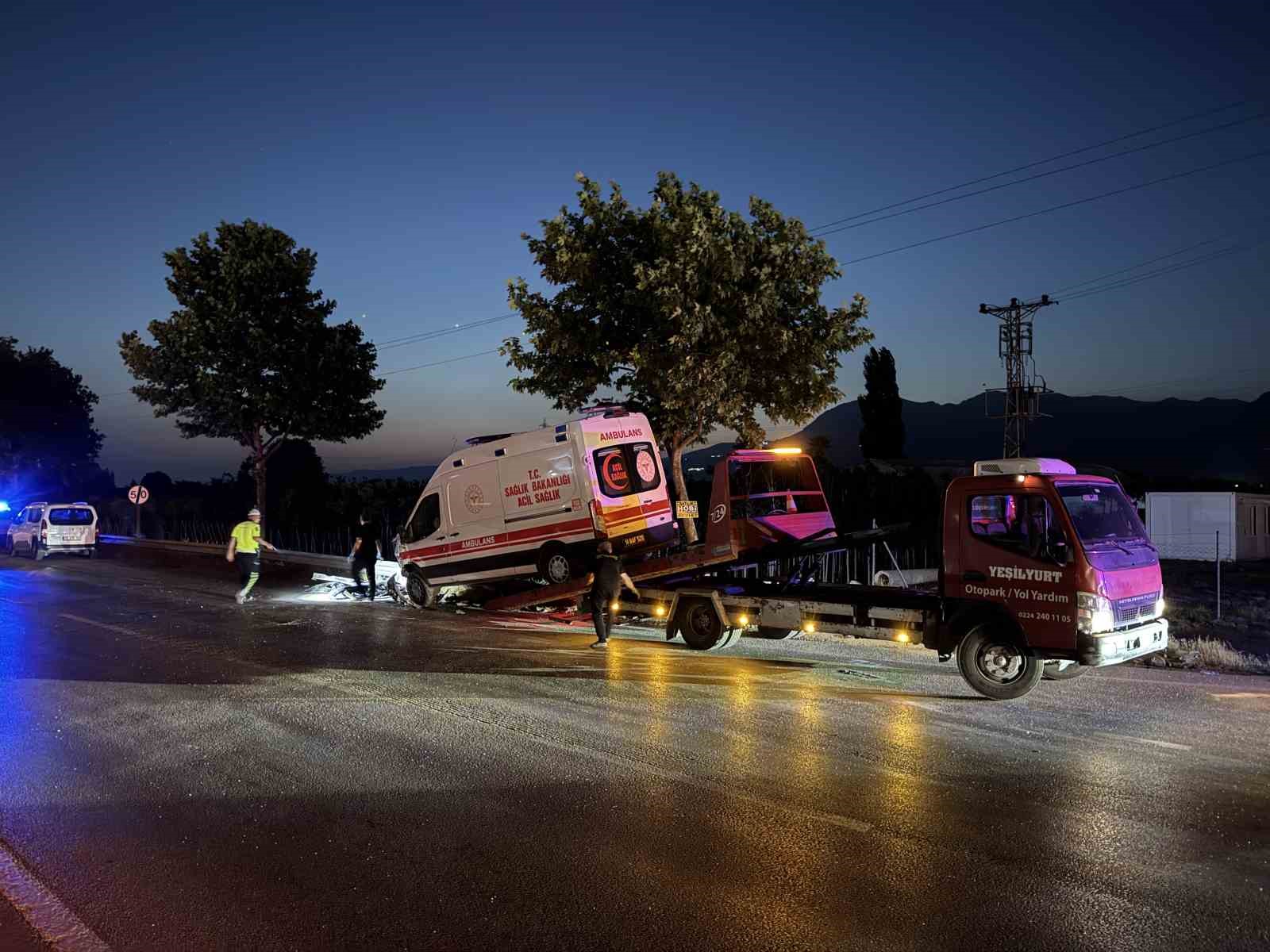 ambulans-ile-carpisan-otomobilde-can-pazari