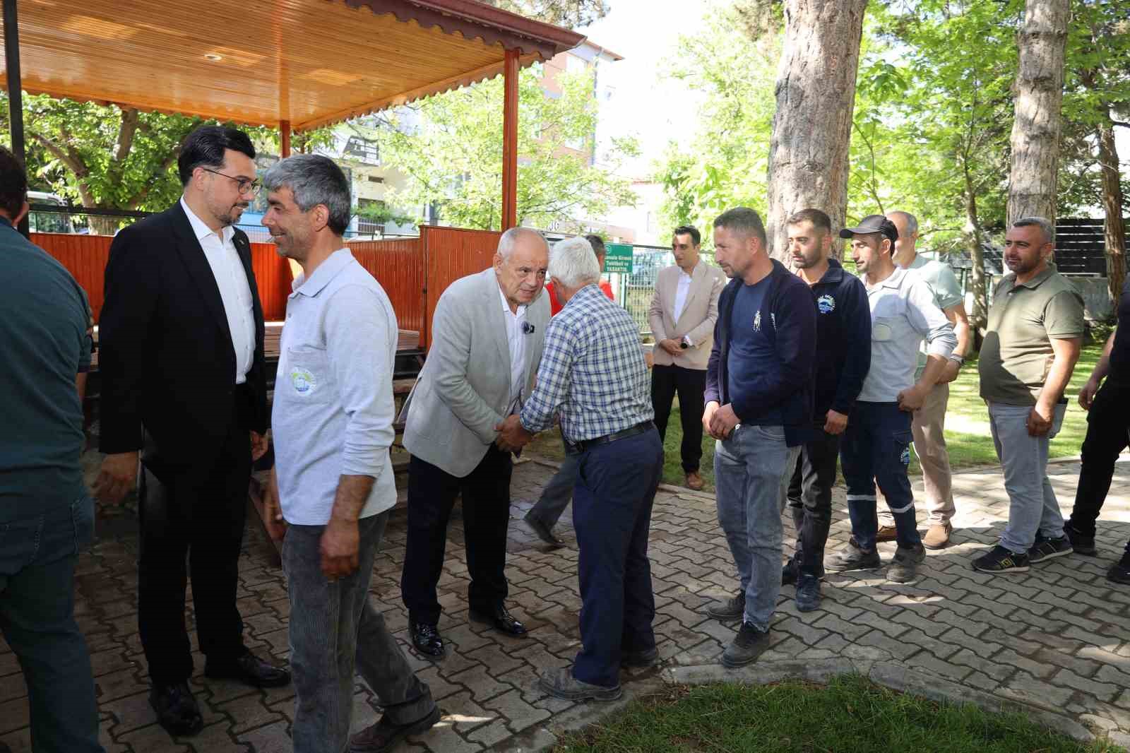 baskan-ozturk-belediye-personelleri-ile-bayramlasti